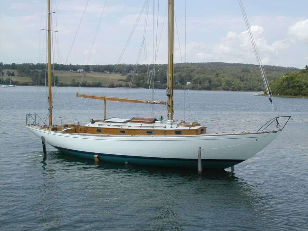 bow & stern overhang boat hull design sailboat