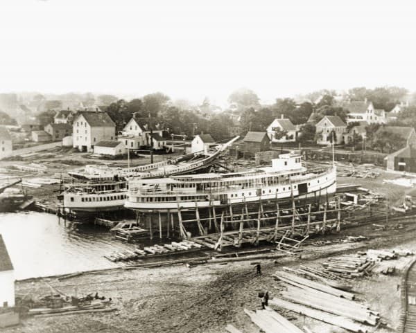 I.L. Snow Shipyard (now Rockland Marine) in 1913 with the steamers NORUMBEGA and CORINNA under construction and 150’ 3-masted coasting schooner TARRATINE under construction. LB2013.21.337