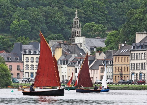 A ‘Voile-Aviron’ rally on the River Aulne in France